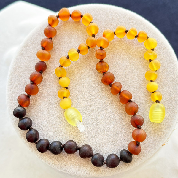 Mat Gökkuşağı, Kahverengi İp, Yuvarlak Kesim Baltık Kehribar Kolye, Yenidoğan Hediyesi (ipek-523)