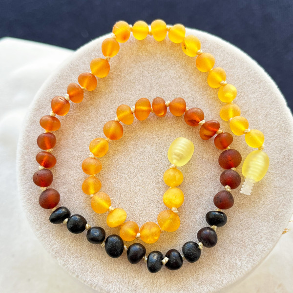 Mat Gökkuşağı, Beyaz İp, Yuvarlak Kesim Baltık Kehribar Kolye, Yenidoğan Hediyesi (ipek-524)