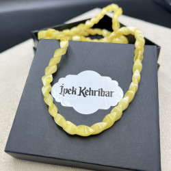 Baltık Damla Kehribar Kolye — Süt Beyaz Balıksırtı Kesim, Unisex Yetişkin Takısı, Sertifikalı (ipek-530)