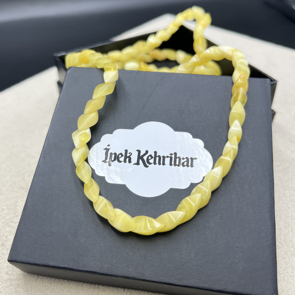 Süt Beyaz Balıksırtı Model Kehribar Kolye - Unisex Yetişkin Kadın Erkek Takısı (ipek-530)